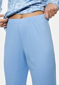 mey SERIE FLOWER MEADOW SET - Pyjama - blue silk