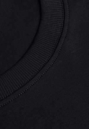 Czarna bawełniana bluza z ribbowanym okrągłym dekoltem i gładką fakturą, z widocznymi detalami szwów wokół kołnierza.