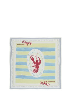 Kwadratowa chustka z niebieskimi i żółtymi paskami, czerwona ilustracja raka w owalnej ramce na środku oraz napis „Crayfish” na czerwono po obu stronach.