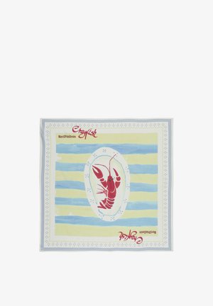 Kwadratowa chustka z niebieskimi i żółtymi paskami, czerwona ilustracja raka w owalnej ramce na środku oraz napis „Crayfish” na czerwono po obu stronach.
