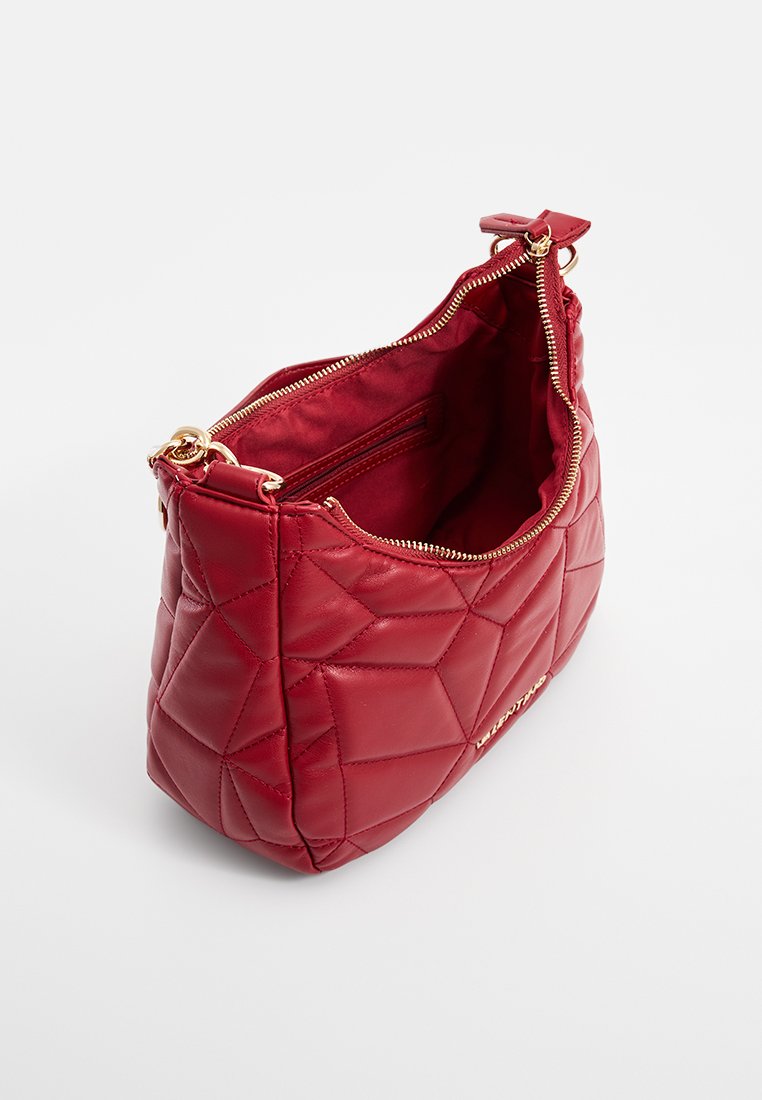 Rote, gesteppte Lederhandtasche mit einem goldenen Reißverschluss, ausgestattet mit einem glatten Innenfutter und einer kleinen Innentasche.