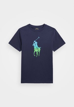 Granatowy T-shirt z krótkim rękawem z dużą grafiką polo w neonowych odcieniach niebieskiego i zielonego, umieszczoną na środku przodu.