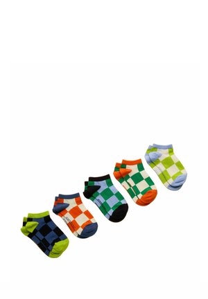 Cinci perechi de șosete scurte cu modele pătrate în combinații de culori diferite, așezate diagonal pe un fundal alb.