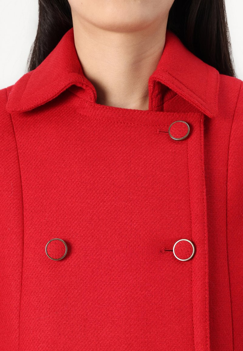 Roter Wollmischung-Trenchcoat mit Kragen, doppelreihigem Design und silbernen Knöpfen in glatter Textur.