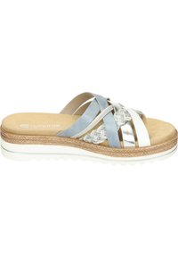 Mules pour femmes avec des brides multicolores en bleu, argent et blanc. Semelle douce avec un détail tressé, design léger et talon bas.