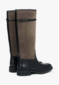 Kozačky po kolena s černou koženou špičkou a patou; svršek z měkké šedohnědé semišové kůže; obsahují černý akcentní pásek a hladkou texturu.