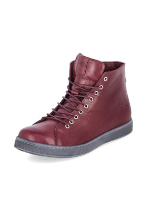Højtopet vinrød lædersneaker med sort sål og sorte snørebånd, let vinklet mod højre på en hvid baggrund.