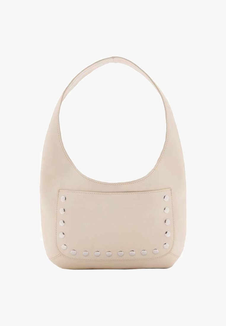 Beige Leder Schultertasche mit einer geschwungenen Form, die über eine glatte Textur, eine Fronttasche und metallische Akzente entlang der Kanten verfügt.