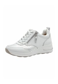 Sneaker bianco con sovrapposizioni testurizzate e lucide, lacci frontali, cerniera laterale e una suola bianca chunky con accenti argentati.