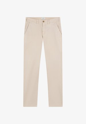 Pantalones beige de corte recto con bolsillos laterales, trabillas para cinturón, cierre de botón y una etiqueta visible de la marca en el interior de la cinturilla.