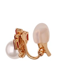 Goudkleurige clip-on oorbel met een witte parel en rode edelsteenaccenten, voorzien van een doorzichtige kussentje op de clip voor comfort.