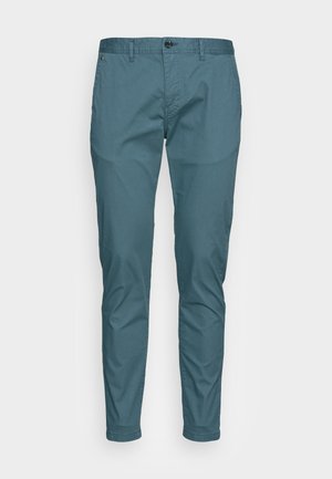 Chinos bleu clair en mélange de coton, avec une fermeture à bouton et des poches avant. Conception slim-fit avec des jambes fuselées et sans motifs visibles.