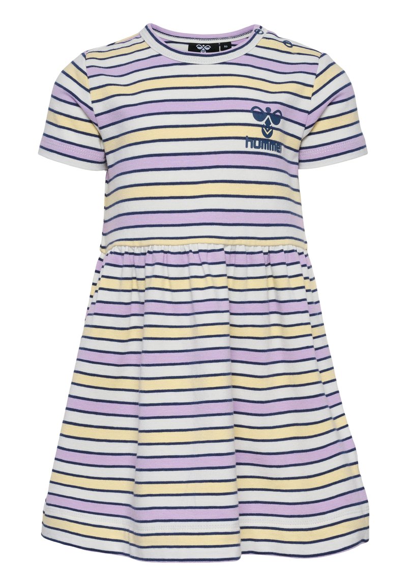 Gestreiftes Kleid aus weichem Baumwollstoff mit kurzen Ärmeln. Es hat lila, gelbe und marineblaue Streifen, eine geraffte Taille und ein seitliches Logodetail.