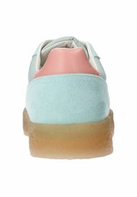 Baskets bleu clair et rose avec une tige en daim et cuir, comportant une semelle en caoutchouc translucide épaisse et un détail de couture le long des coutures.