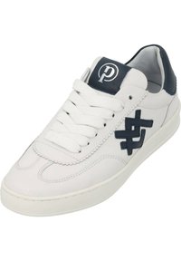 Weißes Leder-Sneaker mit marineblauen Akzenten, ausgestattet mit einem strukturierten Logo auf der Zunge und der Seite. Schnürsenkel in Weiß, runde Zehenpartie und Gummisohle.
