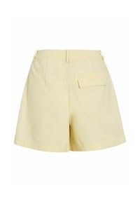 Shorts cintrés jaune clair avec passants pour ceinture et une seule poche arrière avec rabat, vus de dos.