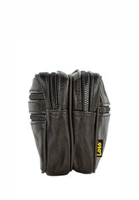 Funda de cuero marrón oscuro con dos cremalleras negras, con una superficie texturizada y una pequeña etiqueta de logo amarilla en el lateral.