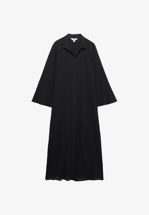 Vestido negro de manga larga con botones, cuello y mangas acampanadas, de largo midi, confeccionado con tela texturizada ligera.