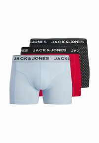 Trīs vīriešu bokseršorti pāri sakrauti viens uz otra, gaiši zili, sarkani ar mazu melnu rakstu un melni ar mazu baltu rakstu, katram ar "JACK & JONES" jostasvietu.