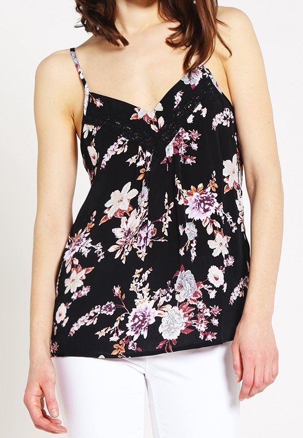 Černé květinové tílko s tenkými ramínky; má velké růžové a bílé květy, plisovaný design a jemný texturovaný panel pod výstřihem.