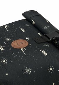 Sac en tissu noir avec des imprimés célestes en blanc. Design à rabat avec une fermeture à boucle noire et un patch en cuir marron. Texture résistante à l'eau.
