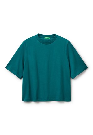 T-shirt cropped à manches courtes de couleur sarcelle avec un col rond et une étiquette de marque visible à l'intérieur du col.