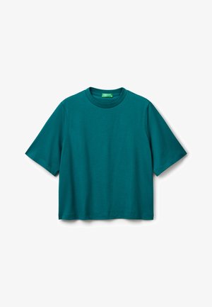 Tuba krótki rękaw, wyciety t-shirt w kolorze turkusowym z okrągłym dekoltem i widoczną metką marki wewnątrz kołnierza.