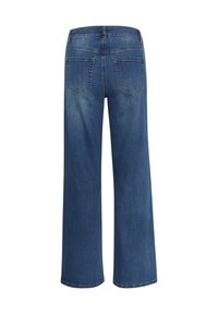 Jeans évasés en denim bleu foncé, avec une taille haute, deux poches arrière avec des rabats pointus, et une texture lisse et douce.