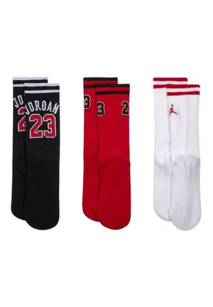 Drie paar lange sportsokken in zwart, rood en wit met Jordan branding en de nummers 23, 23 en een rood Jumpman-logo.