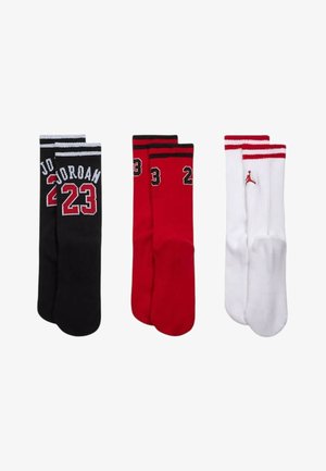 Drie paar lange sportsokken in zwart, rood en wit met Jordan branding en de nummers 23, 23 en een rood Jumpman-logo.