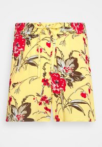 Shorts florales de tela amarilla con patrones de flores rojas y marrones, que cuentan con una cinturilla elástica y cordón ajustable.