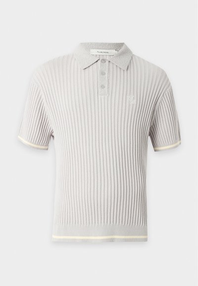 Polo gris clair côtelé à manches courtes avec trois boutons, col texturé et logo discret sur la poitrine.