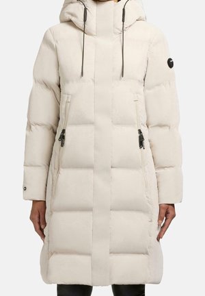 Lang, off-white, polstret vinterjakke med hætte, forreste lynlås skjult af klap, lynlåslommer på siderne og sort logo-patch på venstre ærme.
