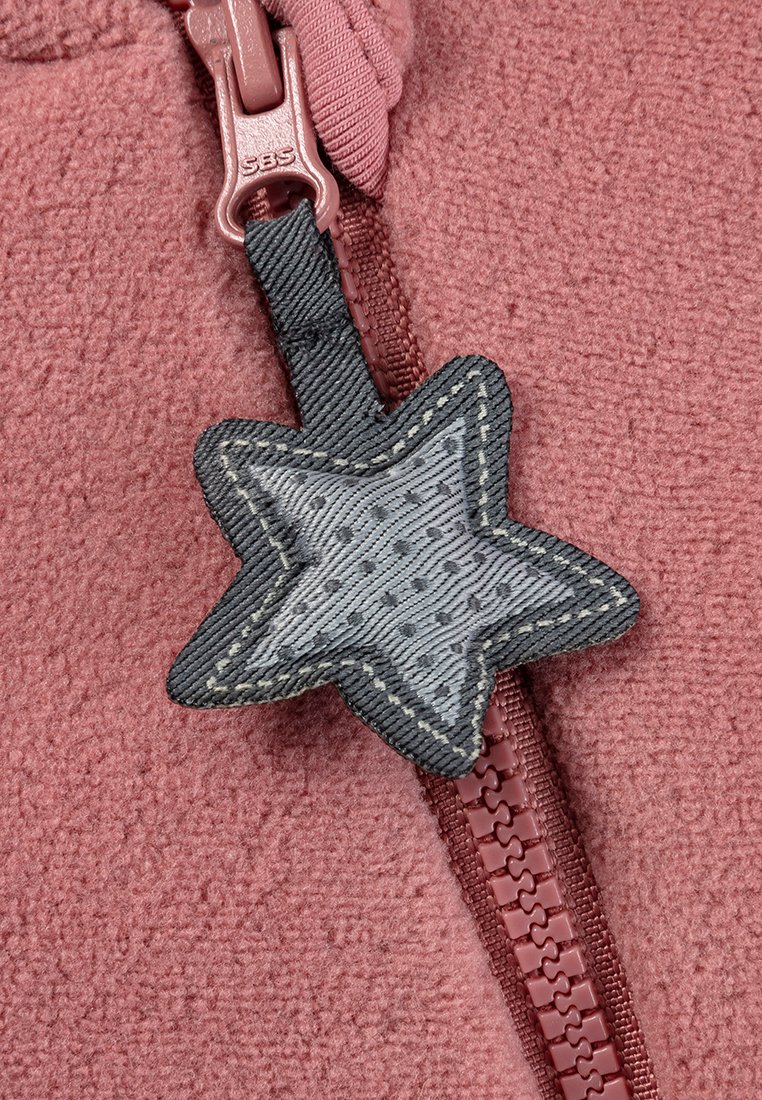 Fleecejacke in staubrosa mit einem kontrastierenden schwarzen Stern-Reißverschlusszipper. Der Stoff hat eine weiche Textur und verfügt über einen robusten Reißverschluss.