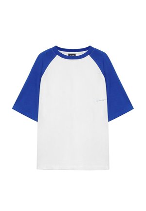 T-shirt style baseball à manches courtes avec corps blanc et manches et col bleus.
