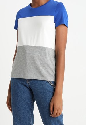 T-shirt z krótkim rękawem w kolorowych blokach, z panelami w odcieniach niebieskiego, białego i szarego. Wykonany z miękkiej bawełny; klasyczny okrągły dekolt i luźny krój.