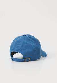 Casquette de baseball en coton bleu avec une visière courbée, une sangle réglable et un design à six panneaux. Caractéristiques : coutures et trous de ventilation.