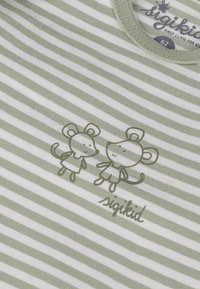 Grün-weiß gestreiftes Babyshirt mit zwei Cartoon-Mäusen und dem Markennamen "sigikid" auf der Vorderseite gedruckt.