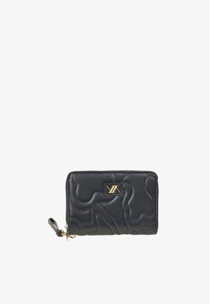 Cartera de cuero negro acolchada con cremallera dorada y pequeña placa de logo dorado en el frente, forma rectangular, tamaño compacto.