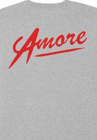 Grijze T-shirt met korte mouwen met het woord "Amore" in vet rood cursief op de achterkant, met een gladde stoftextuur.