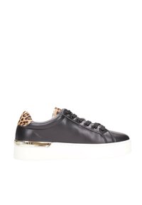 Zapatilla negra de cuero con suela blanca de plataforma, acento de estampado de leopardo en el talón y cordones redondos. Textura suave con un diseño elegante.