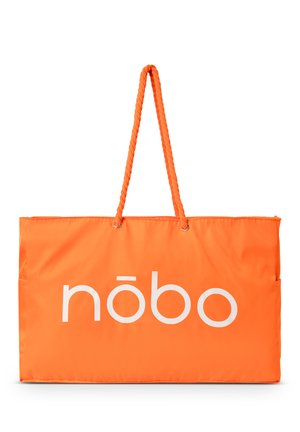Sac fourre-tout orange en matériau lisse et durable. Équipé d'une anse en corde et du nom de la marque "nōbo" en lettres blanches et en gras.