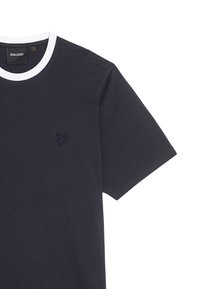 Maglietta a maniche corte blu scuro con colletto bianco, dotata di un logo ricamato discreto nello stesso colore sul petto. Tessuto in cotone morbido.