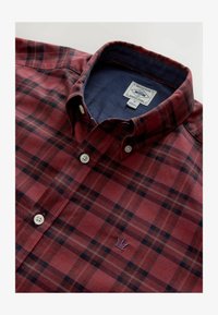 Geselecteerd, burgundy red