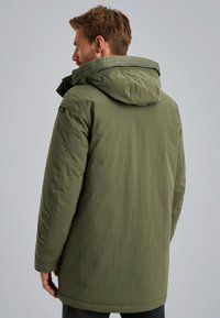 Groene geïsoleerde parka met capuchon, met een gladde textuur en lange lengte. Minimalistisch ontwerp, met lichte schouderpadding en een label.