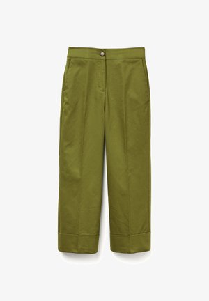 Olivově zelené kalhoty z bavlny, se střihem rovného nohavice, zapínáním na jeden knoflík a ohrnutými manžetami. Žádné viditelné vzory ani akcenty.