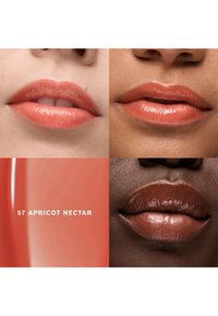 Produits à lèvres présentés dans quatre quadrants montrant des teintes d'abricot et de marron, texture glossy, avec l'étiquette "07 NECTAR D'ABRICOT" en bas.