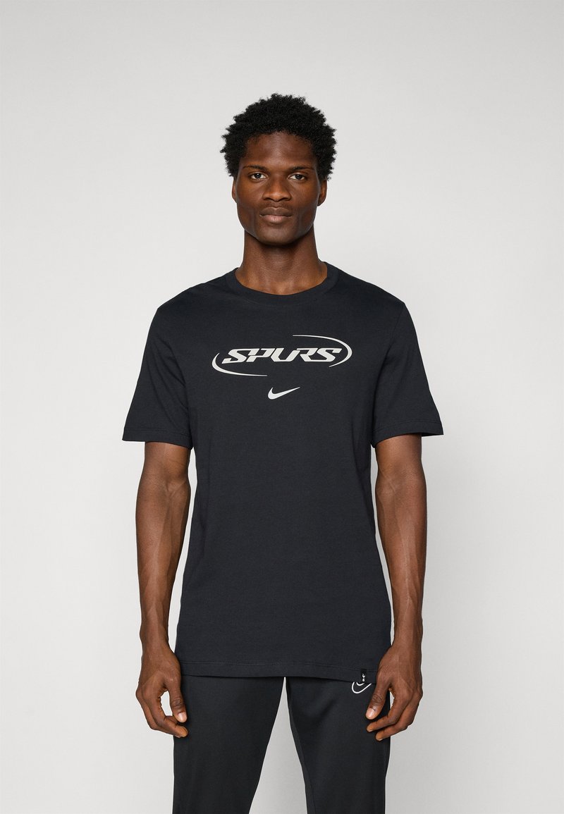 Sort bomulds t-shirt med "SPURS" i hvid tekst og Nike-logo. Korte ærmer, rund hals, standard pasform, glat tekstur.