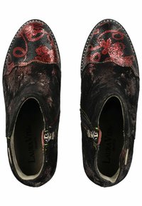 Botas negras hasta el tobillo con patrones florales en relieve en rojo, tela texturizada, cierre de cremallera y discretos acentos plateados en una suela texturizada.