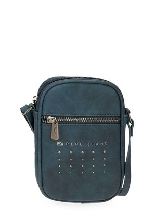 Bolso bandolera pequeño azul oscuro con bolsillo delantero con cremallera, remaches metálicos, correa ajustable y logo de "Pepe Jeans" en el frente.